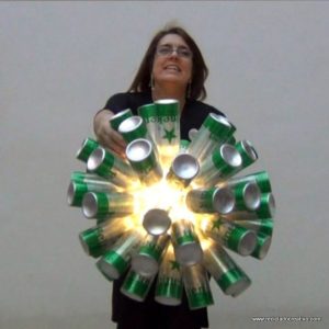 Lámpara realizada con 50 botellas de cerveza recicladas. #yotambienquierouna Reciclado Creativo. Rosa Montesa