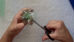 cómo hacer una flor con una botella de plástico verde y una plancha de ropa