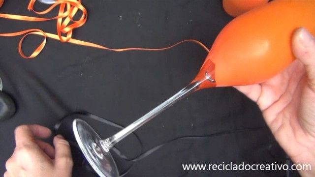 Como convertir una copa en un portavelas-candelabro usando globos
