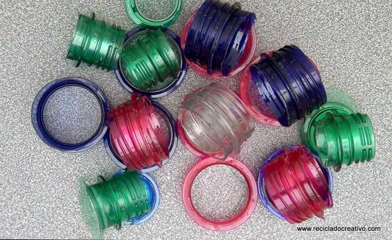 Colgantes y llaveros realizados con el cuello de una botella de plástico - Reciclado Creativo - Rosa Montesa