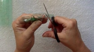 cómo hacer una flor con una botella de plástico verde y una plancha de ropa