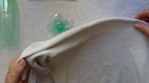 cómo hacer una flor con una botella de plástico verde y una plancha de ropa