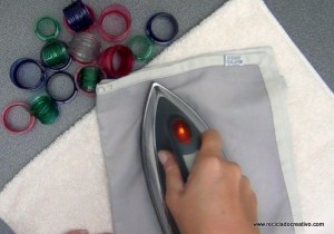 Colgantes y llaveros realizados con el cuello de una botella de plástico - Reciclado Creativo - Rosa Montesa