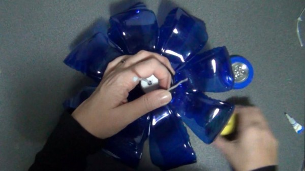 Lámpara realizada reciclando una garrafa y una botella de plástico - Two plastic bottles lamp - Reciclado Creativo - Rosa Montesa
