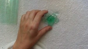 cómo hacer una flor con una botella de plástico verde y una plancha de ropa