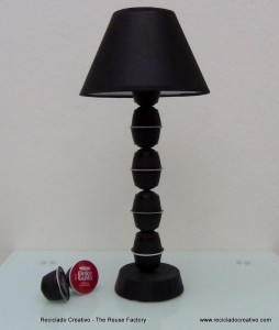 Lamparita de mesa realizada con capsulas de cafe Dolce Gusto - Lamp made whith coffee capsules - Lamp made with recycled coffee capsules Reciclado Creativo - Rosa Montesa