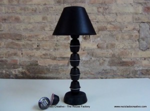 Lamparita de mesa realizada con capsulas de cafe Dolce Gusto - Lamp made whith coffee capsules - Lamp made with recycled coffee capsules Reciclado Creativo - Rosa Montesa Lámpara,