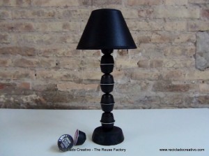 Lamparita de mesa realizada con capsulas de cafe Dolce Gusto - Lamp made whith coffee capsules - Lamp made with recycled coffee capsules Reciclado Creativo - Rosa Montesa