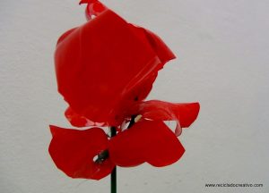 Cómo hacer una flor roja de botellas de plástico pet reciclado How to make plastic flowers with recycled plastic bottles