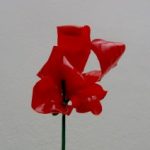 Cómo hacer flores rojas tipo orquídeas reciclando una botella de plástico - How to make red flowers like orchids recycling a plastic bottle http://youtu.be/o9ZJGZDIp3g
