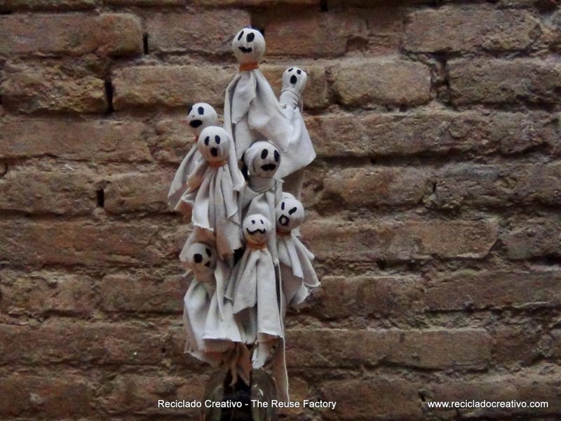 Dulces fantasmas de Halloween reutilizando una camiseta vieja