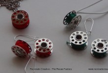Pendientes y collar hechos con carretes de hilo de máquina de coser