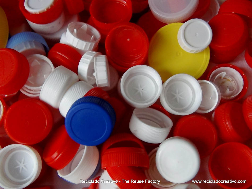 Pensando en cómo reciclar los tapones de las botellas. Thinking how to recycle bottle caps