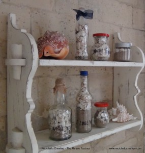 Recuerdos de la orilla de la playa, conchas, piedras y arena . Seashore treasures