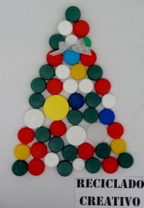 Árbol de Navidad con tapones de botellas de plástico recicladas