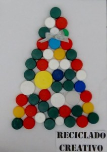 Árbol de Navidad con tapones de botellas de plástico recicladas