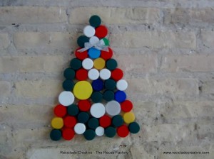 Árbol de Navidad con tapones de botellas de plástico recicladas