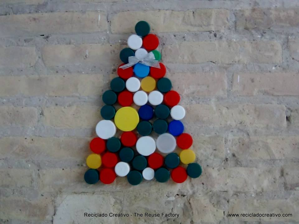 Árbol de Navidad con tapones de botellas de plástico recicladas