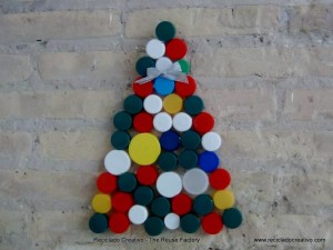 Árbol de Navidad con tapones de botellas de plástico recicladas