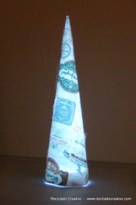 Árbol de Navidad reciclando papel de regalo