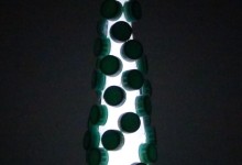 Árbol de Navidad con tapones de botellas de plástico