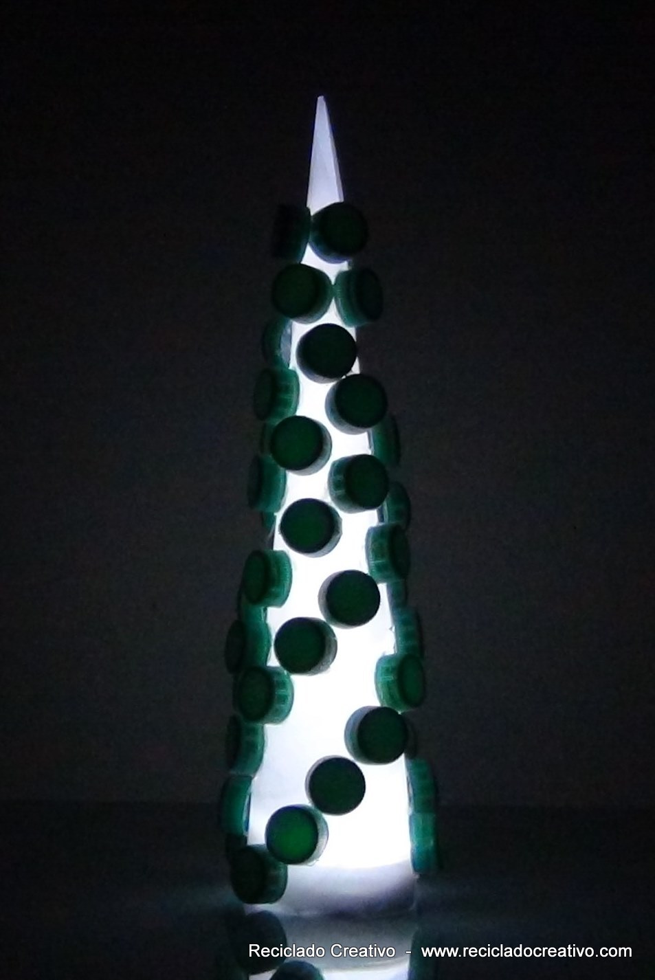 Árboles de Navidad reciclando bolsas, papel de regalo, botellas y tapones
