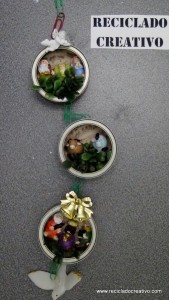 Belén de Navidad colgante realizado con latas de atún recicladas