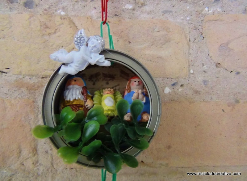 Belén de Navidad colgante realizado con latas de atún recicladas