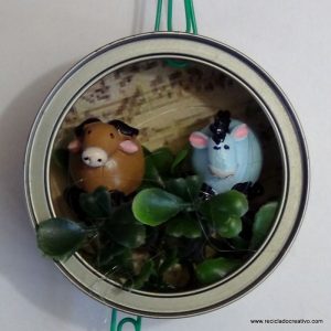 Belén de Navidad colgante realizado con latas de atún recicladas