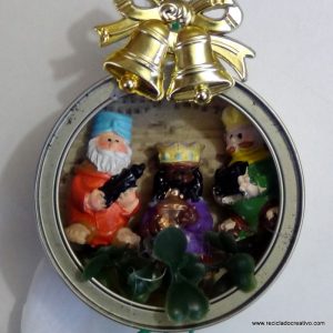 Belén de Navidad colgante realizado con latas de atún recicladas