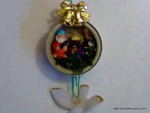 Belén de Navidad colgante realizado con latas de atún recicladas