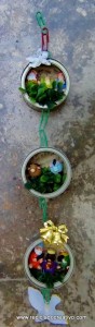 Belén de Navidad colgante realizado con latas de atún recicladas