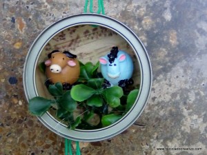 Belén de Navidad colgante realizado con latas de atún recicladas