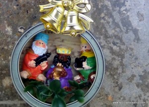 Belén de Navidad colgante realizado con latas de atún recicladas