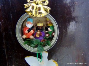 Belén de Navidad colgante realizado con latas de atún recicladas