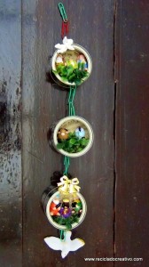 Belén de Navidad colgante realizado con latas de atún recicladas