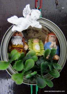 Belén de Navidad colgante realizado con latas de atún recicladas