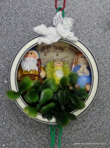 Belén de Navidad colgante realizado con latas de atún recicladas