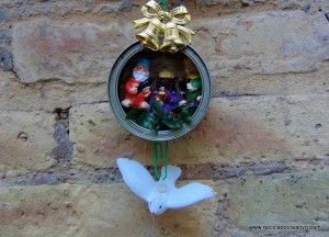 Belén de Navidad colgante realizado con latas de atún recicladas