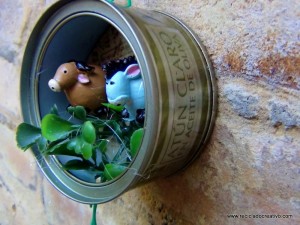 Belén de Navidad colgante realizado con latas de atún recicladas