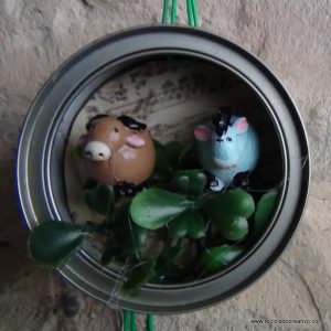 Belén de Navidad colgante realizado con latas de atún recicladas