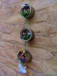 Belén de Navidad colgante realizado con latas de atún recicladas