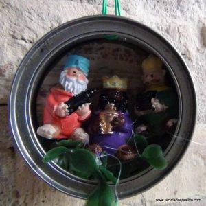 Belén de Navidad colgante realizado con latas de atún recicladas