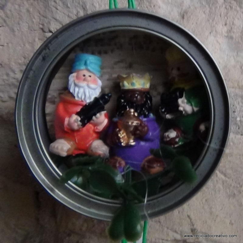 Belén de Navidad colgante realizado con latas de atún recicladas