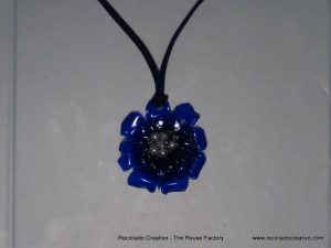 Colgante con forma de flor realizado con una botella de plástico reciclado. Rosa Montesa http://youtu.be/2o4dbsHZIaE
