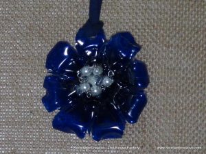 Colgante con forma de flor realizado con una botella de plástico reciclado. Rosa Montesa http://youtu.be/2o4dbsHZIaE