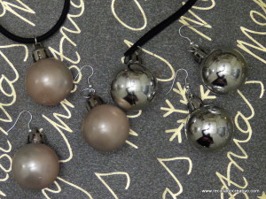 Bisutería reutilizando decoraciones navideñas. Pendientes, colgantes, collares y llaveros