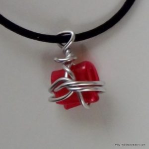 Bisuteria realizada con botellas de plastico recicladas. reciclado creativo. rosa montesa