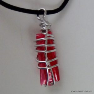 Bisuteria realizada con botellas de plastico recicladas. reciclado creativo. rosa montesa
