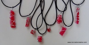 Bisuteria realizada con botellas de plastico recicladas. reciclado creativo. rosa montesa